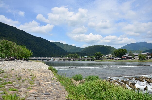 Ver el paisaje del puente Togetsukyo a través del río Oi en Arashiyama el 12 de julio de 2015 en Kyoto Japón