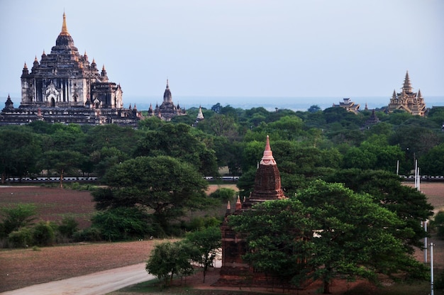 Ver el paisaje ruinas paisaje urbano Patrimonio de la Humanidad con más de 2000 pagodas y templos Htilominlo mirar desde la Pagoda Shwesandaw Paya en el tiempo de la mañana en Bagan o ciudad antigua Pagan en Mandalay Myanmar