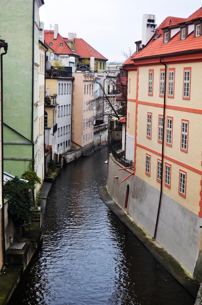 Ver el paisaje urbano y el canal Certovka del río Vltava Moldau en Karluv Most Charles Bridge para la gente de Chequia y los viajeros extranjeros visitan el casco antiguo de Praha en Praga República Checa