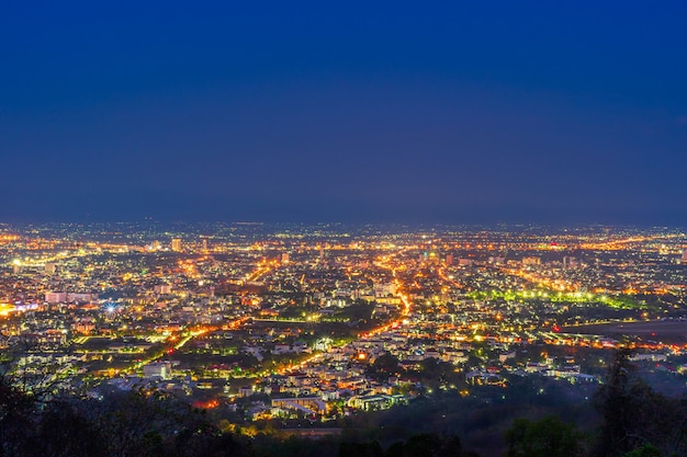 Ver el paisaje urbano sobre el color de las luces y el centro de la ciudad