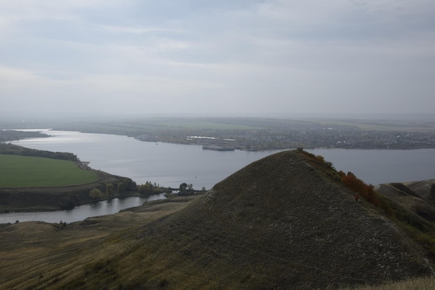 Ver el panorama del paisaje del río Volga con verdes colinas y un río Ulyanovsk Rusia