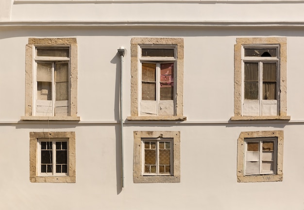 Ver la pared del edificio con ventanas