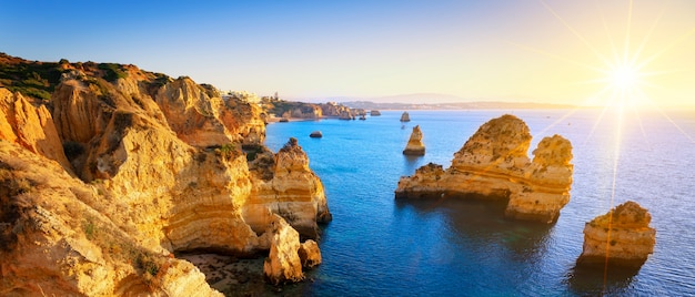 Ver paseo marítimo al amanecer, Algarve, Portugal