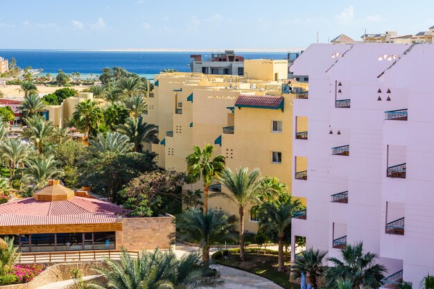 Ver en el patio de un hotel y el Mar Rojo