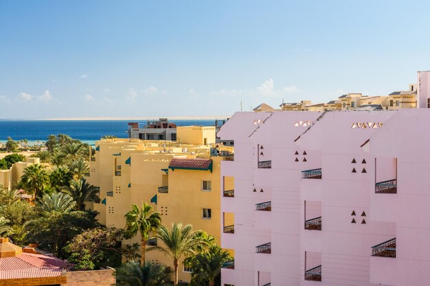 Ver en el patio de un hotel y el Mar Rojo