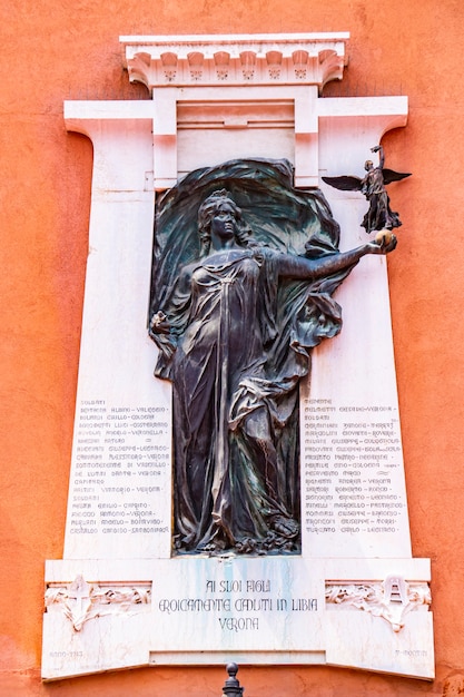 Ver en la placa para conmemorar a los muertos en la guerra de Libia en 1911-1912 en Verona, Italia