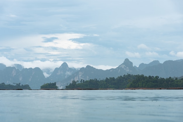 Ver en la presa de Ratchadapha en Surat Thani