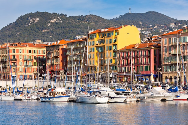 Ver en el puerto de Niza con yates de lujo