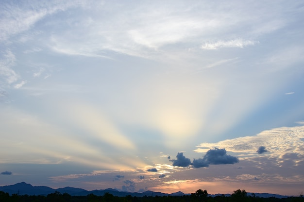 Ver puesta de sol de noche de montaña