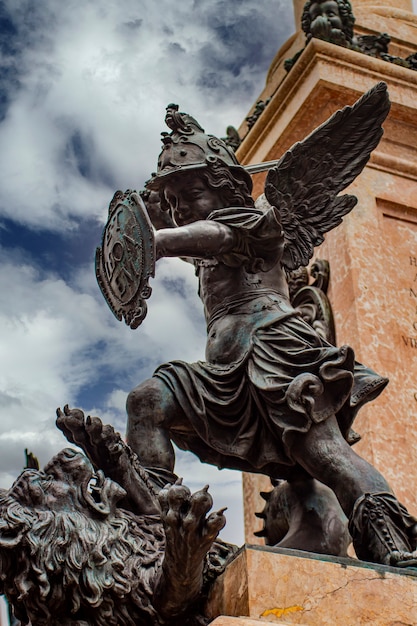 Ver en putto luchando contra un león como parte de la columna de María