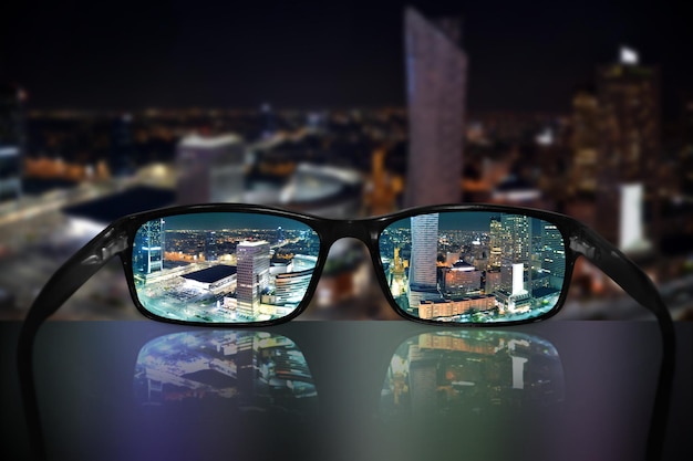 Ver en rascacielos en Varsovia Polonia en la noche a través del concepto de visión de gafas