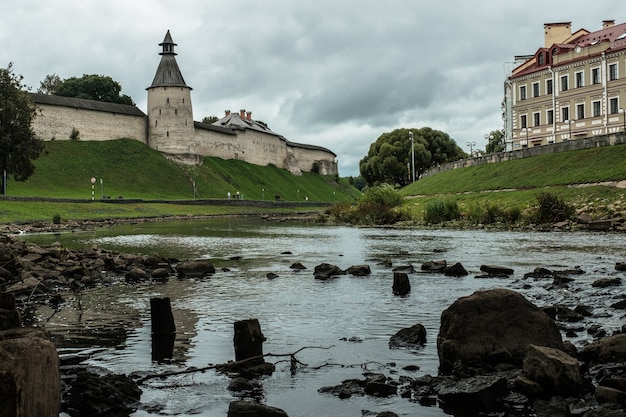 Ver en el río en la ciudad de Pskov