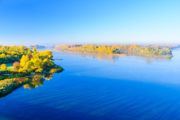 Ver en un río Dnieper en Kremenchug en otoño