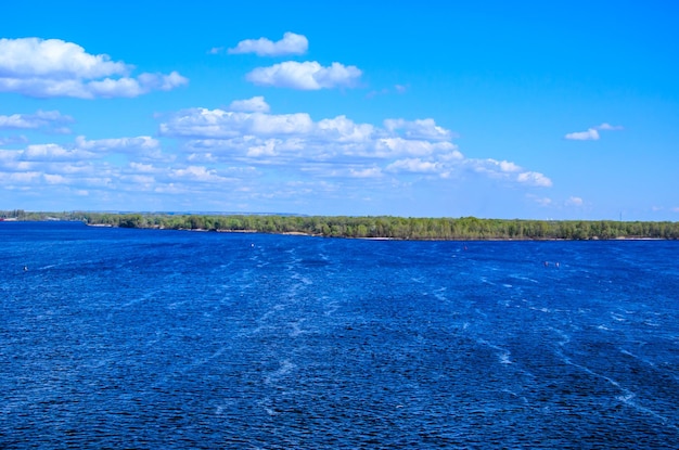 Ver en un río Dnieper en primavera