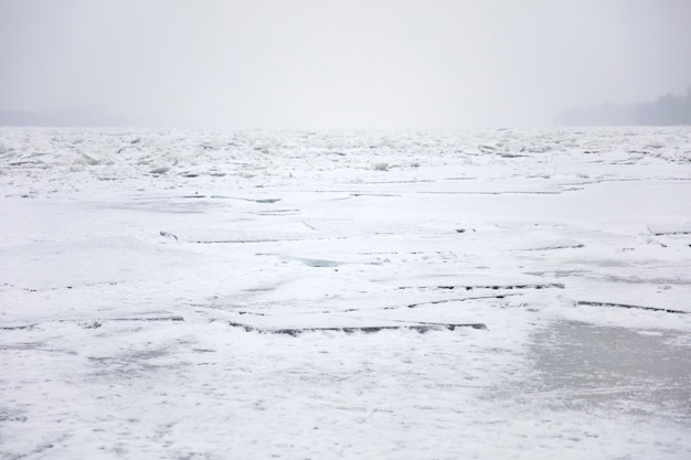 Ver en el río de hielo congelado en invierno