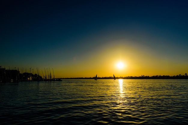 Ver en un río Nilo al atardecer Luxor Egipto