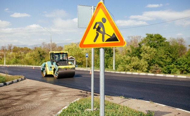 Ver en los rodillos de camino que trabajan en el nuevo sitio de construcción de carreteras