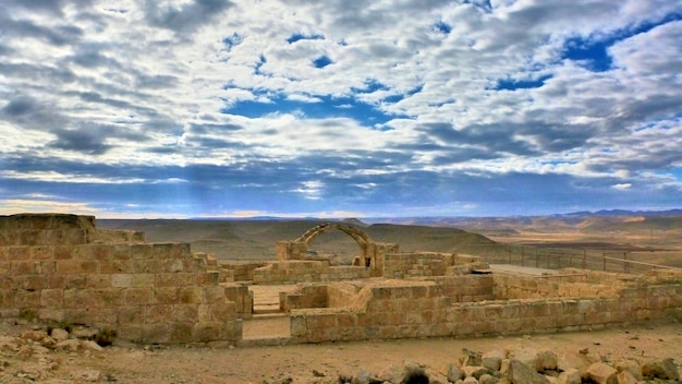 Ver en ruinas antiguas. Desierto en Israel.