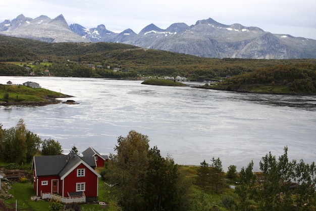 Foto ver en el saltstraumen desde el mirador con los picos de las montañas en la distancia, al norte de noruega