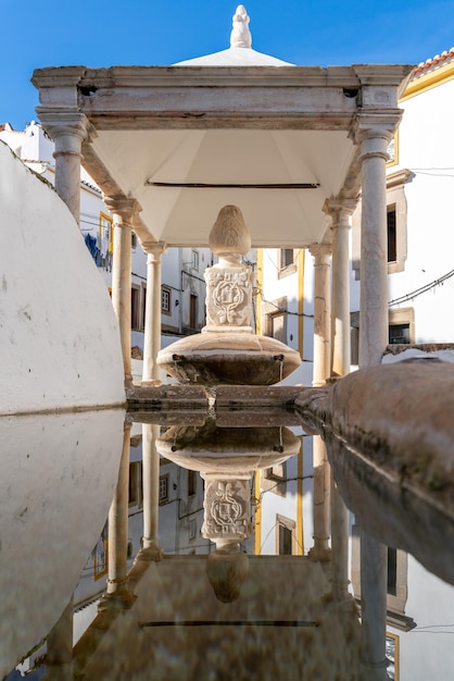 Ver en simetría de Fonte da Vila, una fuente medieval en la ciudad de Castelo de Vide en Portugal