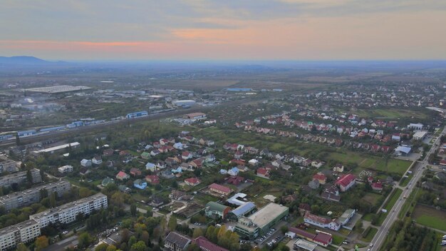 Ver los techos de los barrios residenciales del paisaje de la ciudad en uzhhorod en zakarpattya, ucrania