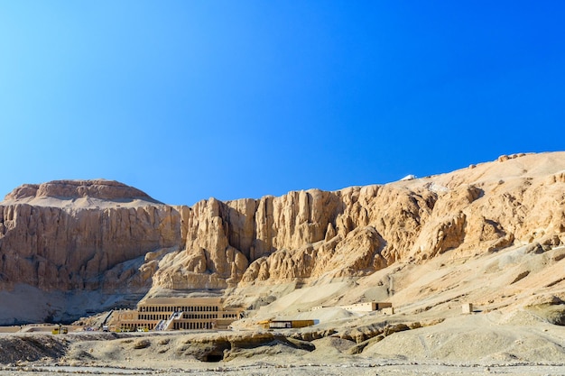 Ver en un templo de Hatshepsut bajo los altos acantilados en Luxor, Egipto