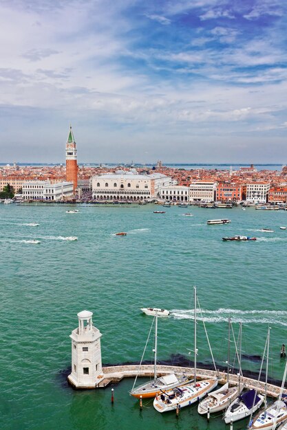 Ver el terraplén de la plaza San Marco sobre la laguna desde arriba, Venecia, Italia