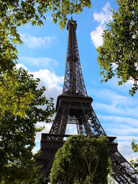 Ver en la torre Eiffel bajo el cielo soleado de verano