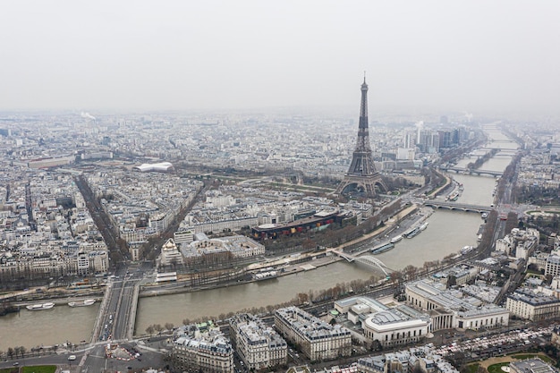 Ver en la torre Eiffel y el río sobre los tejados de París en un día nublado gris