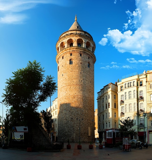 Ver en la torre de Galata y el antiguo tranvía turco en la plaza de Estambul, Turquía