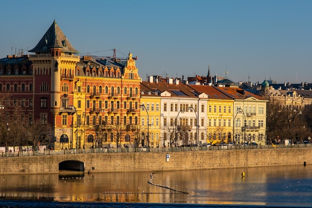 Ver a través del río vltava en praga