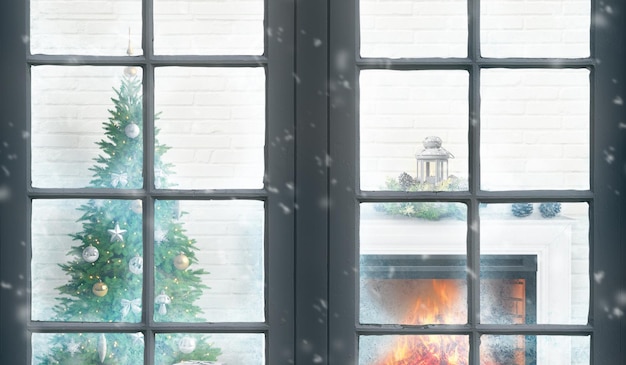 Ver a través de la ventana del árbol de Navidad y la chimenea en un frío día de invierno El concepto de un cálido hogar y reunión familiar durante la Navidad