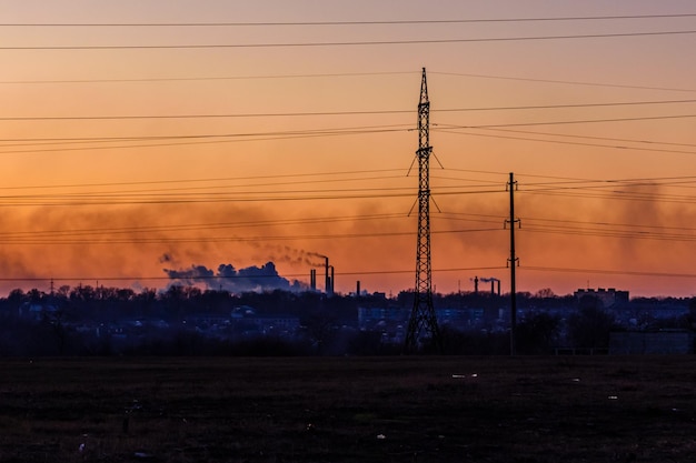 Ver en tubos de humo de la fábrica al atardecer