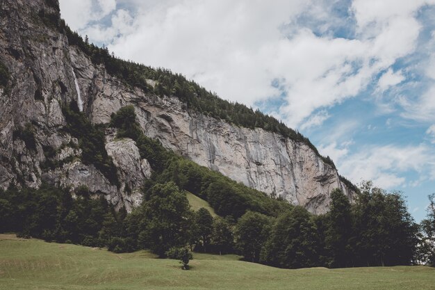 Ver el valle de las cascadas en el parque nacional de la ciudad de Lauterbrunnen, Suiza, Europa. Paisaje de verano, clima soleado, espectacular cielo azul y día soleado