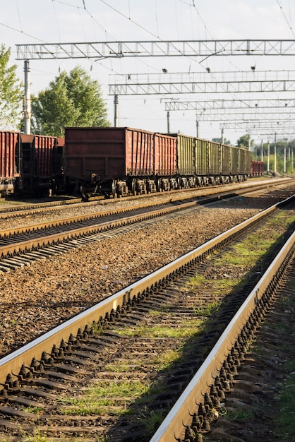 Ver en la vía del tren y el tren de carga