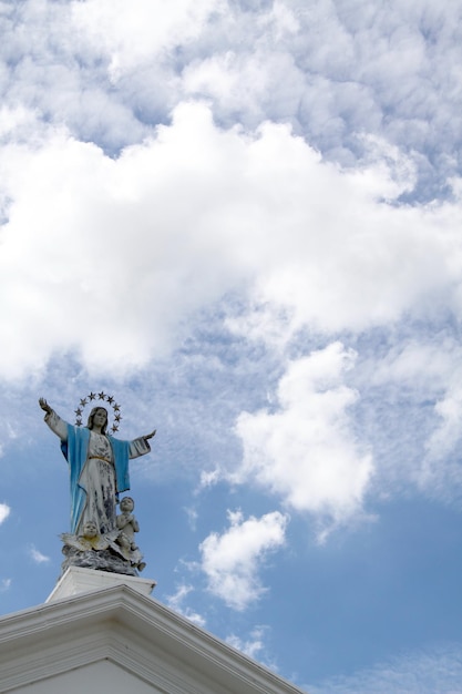 Ver a la Virgen María en la iglesia con un hermoso cielo.