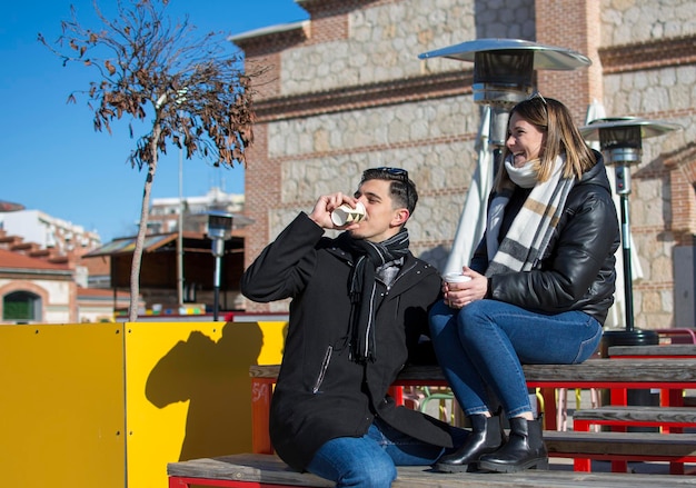 Verabredung von Paaren in einer Kaffeehausbar - Touristen unterhalten sich und haben Spaß, während sie die Stadt besichtigen