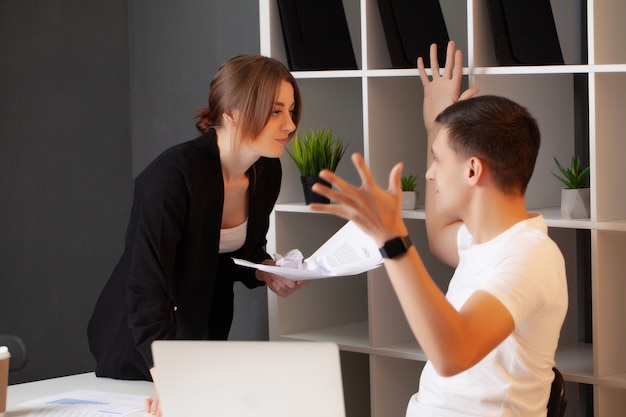 Verärgerte Frau hat einen Konflikt mit dem Manager des Unternehmens