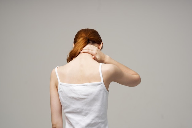 Verärgerte Frau Schmerzen im Nacken Arthritis chronische Krankheit Studiobehandlung