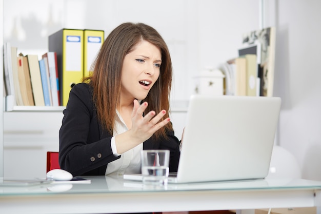 Verärgerte geschäftsfrau im büro