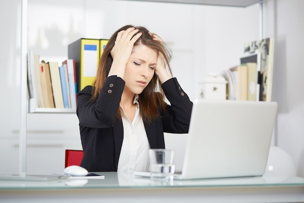 Verärgerte Geschäftsfrau im Büro