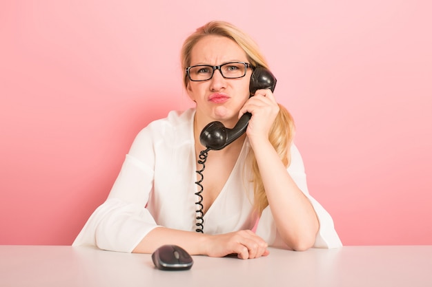 Foto verärgerte geschäftsfrau mit weinlesetelefon