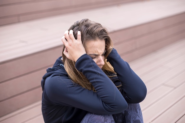 Verärgerte junge Frau im Freien