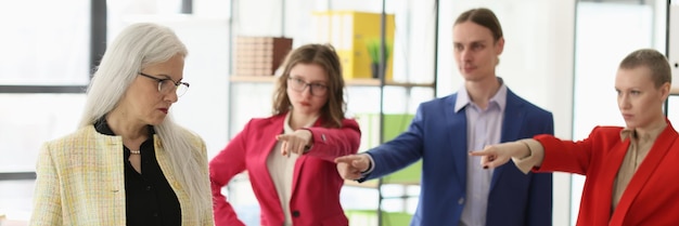 Foto verärgerte mitarbeiter zeigen mit dem finger auf den manager, der im büro steht, enttäuschte kollegen in formeller form