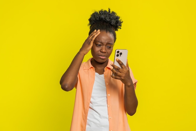 Verärgerte traurige Frau benutzt Smartphone spielt Spiel verliert verliert scheitert unglückliche Nachrichten schlechte Lotterie Ergebnisse Krise