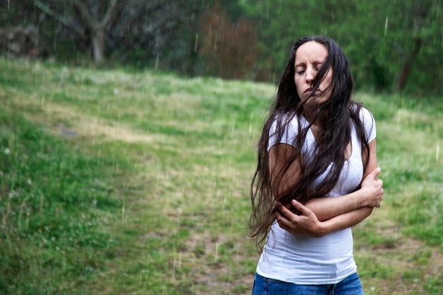 Verärgerte weinende Frau unter dem Regen, die sich umarmt und leidet Suizidprävention Angst schlechte Laune Depressionskonzept Psychische Erkrankungen Emotionaler Stress