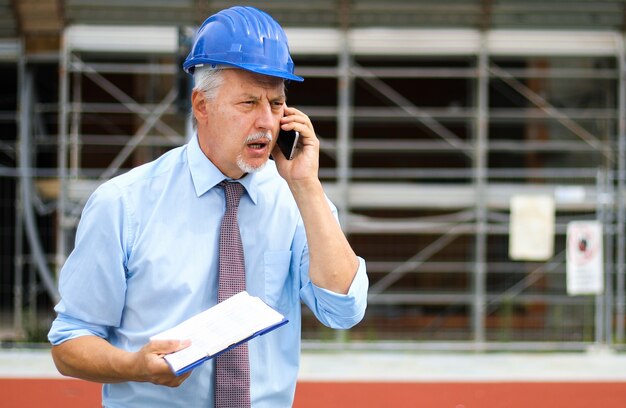 Verärgerter leitender Ingenieur, der am Telefon schreit