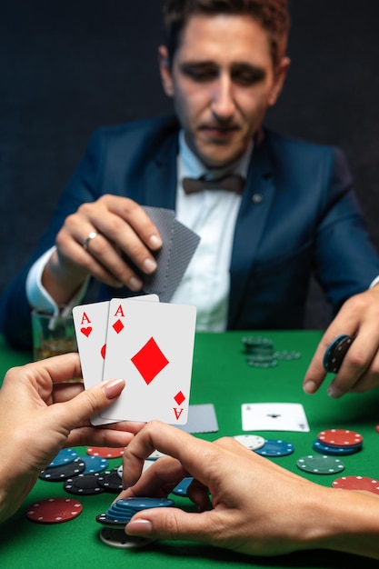 Verärgerter Pokerspieler im Casino mit schlechten Pokerkarten