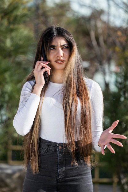 Verärgertes Mädchen, das am Telefon spricht