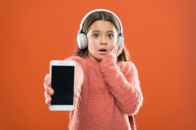 Veraltete Anwendungsversion. Die besten kostenlosen Musik-Apps. Kostenlos anhören. Holen Sie sich ein Musikkonto-Abonnement. Genießen Sie Musikkonzept. Genießen Sie perfekten Klang. Mädchen hören Musik moderne Kopfhörer und Smartphone.